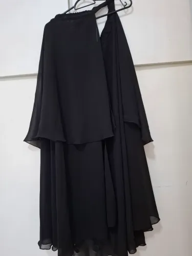 Linda saia preta em  crepe 82,00 Com fenda grande. 38/44 Ótimo estado!