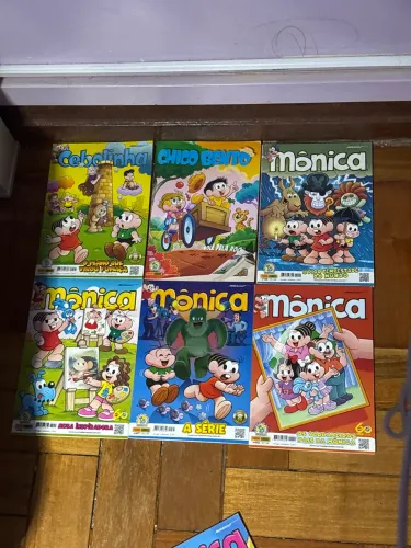 Vendo gibis da  turma da mônica