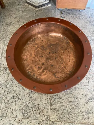 Bowl de cobre antigo com moldura de madeira