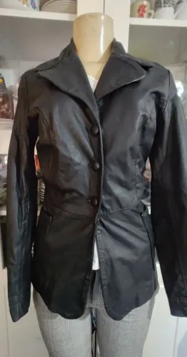 Blazer feminino em couro Tam M