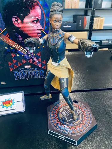 Boneco Hot Toys 1/6 Shuri do filme Black Panther / Pantera Negra da Marvel