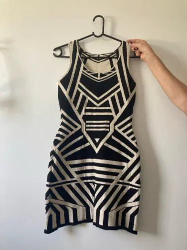 Vestido colado estampa geométrica