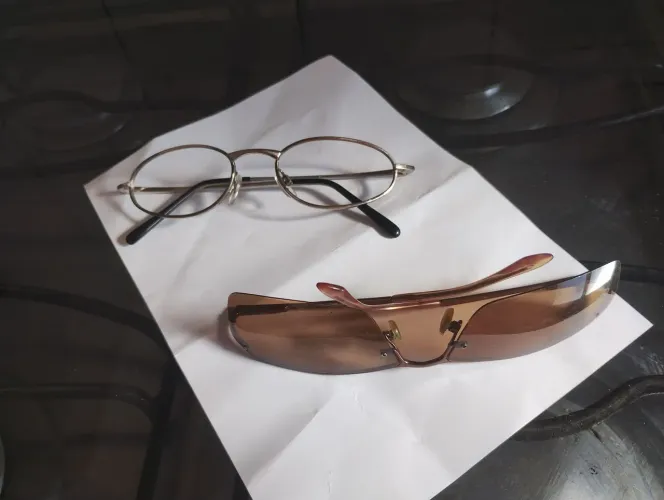 Óculos: armações para pôr lentes neles.