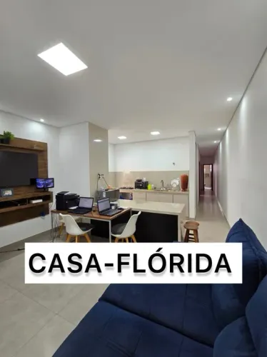Novidade no bairro Flórida em Sete Lagoas. Casa com três quartos e área gourmet.