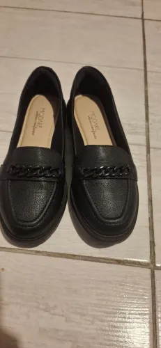Mocassim Preto Feminino com Detalhe de Corrente