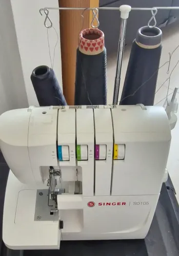 Máquina de overloque Singer S0105