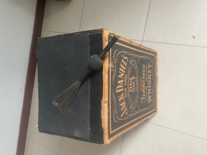 Cajon Jack daniels + baqueta com vassourinha 