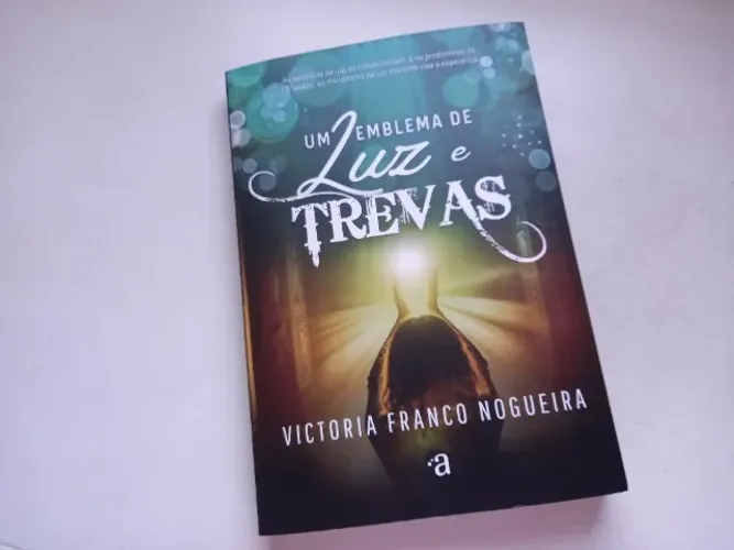 Um Emblema de Luz e Trevas - Victoria Franco Nogueira