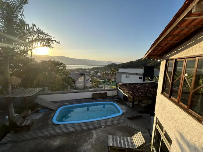 Casa com piscina e vista lagoa Praia da Ferrugem