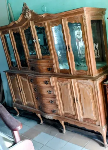 Cristaleira chipandelle antiga de madeira maciça,com detalhes em espelho