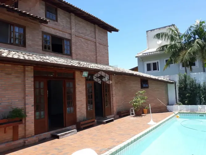 Casa com Piscina à Venda em Sambaqui - Florianópolis/SC