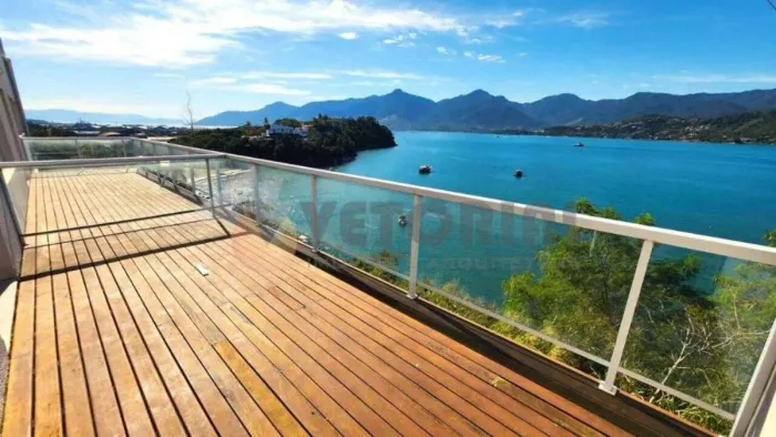 Casa exclusiva com vista panorâmica para o mar, 3 suítes frente mar em São sebastião
