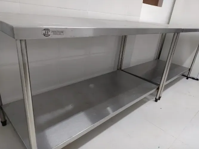 Mesa lisa em inox