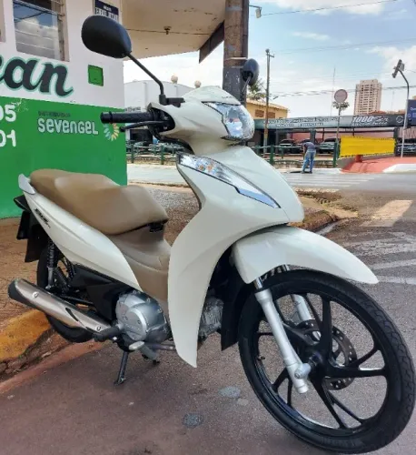 HONDA BIZ 125 - 2023 - BRANCA - BANCO CARAMELO