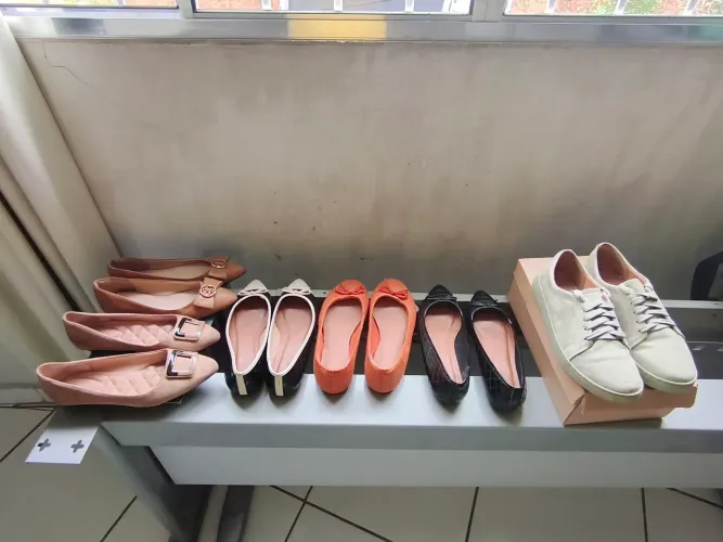 Sapatos femininos uns com pequenos riscos 