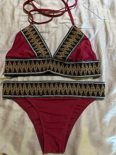 Biquíni vermelho vinho com detalhes coloridas