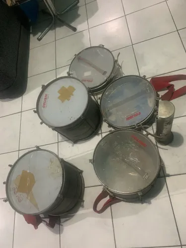 Bateria de fanfarra antiga