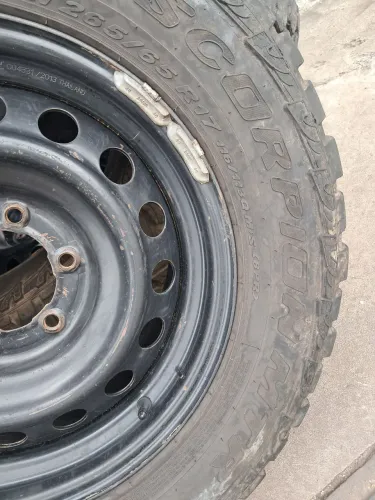 Roda de ferro aro 17 pickup com Pneu 265/65 R17 Pirelli Scorpion Mtr At Bf off-road 