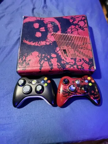 xbox 360 gears of war 320gb destravado + 2 controles + 100 jogos paralelos de brinde