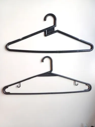 30 Cabides de plástico pretos