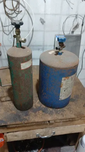 Vendo duas garrafas de gás 134 pra refrigeração