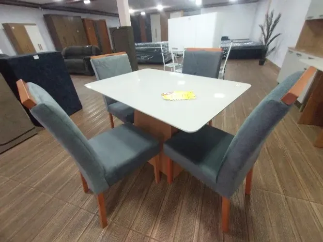 Mesa com 4 cadeiras em promoção