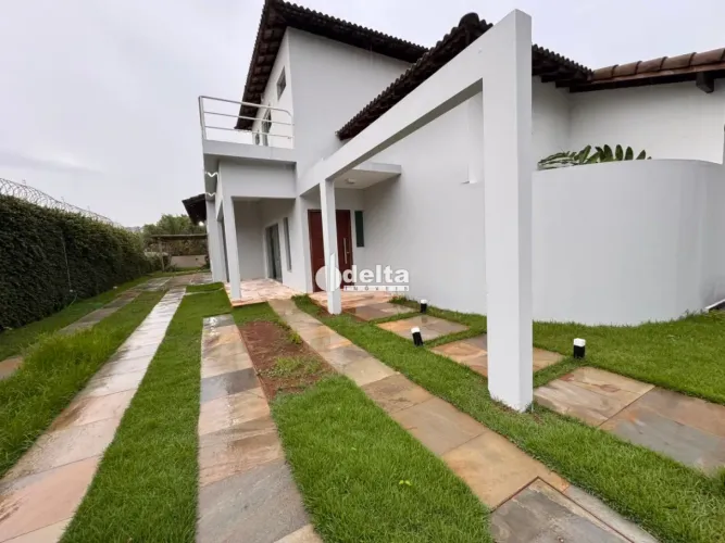 Casa residencial com 4 suítes disponível para locação no bairro Jardim Inconfidência em Ub
