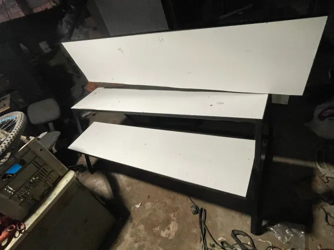 Vendo prateleira de ferro com base de mdf desmontável