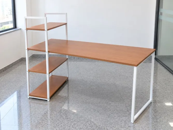 Mesa com prateleiras