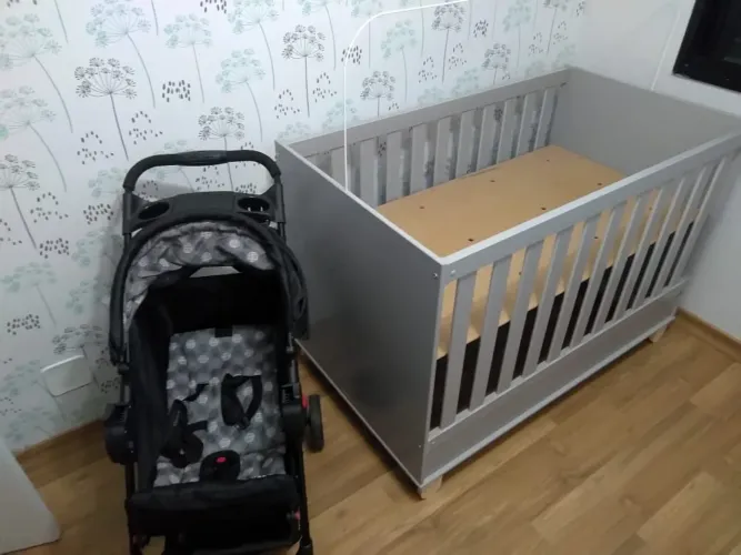 Berço Cinza/mini cama  com pés em pinus - Matic Móveis 