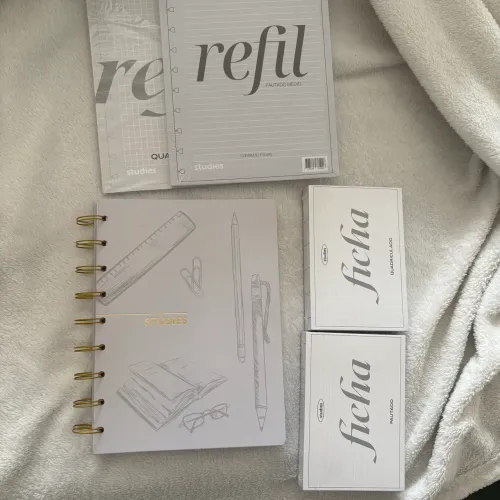 Caderno Studies (folhas reposicionáveis) + Refis + fichas pautadas