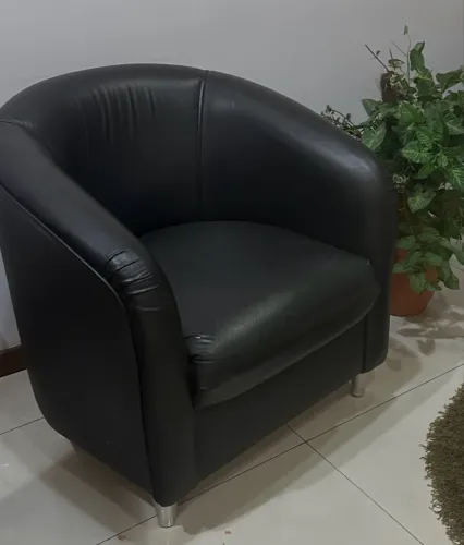 Poltrona preta em couro sintético - em ótimo estado - retirada em Santana ZN SP
