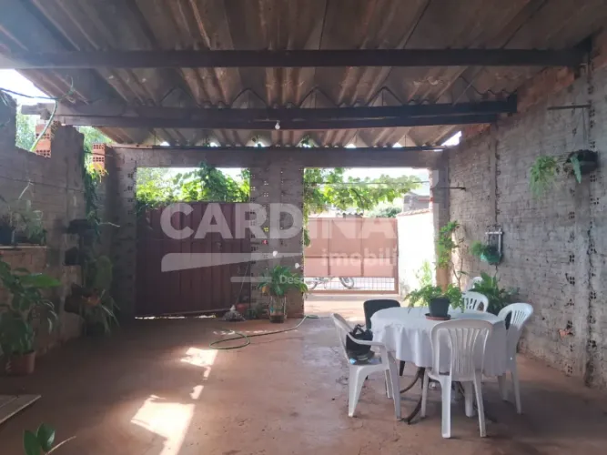 Casa com salão comercial na frente, com boa localização.