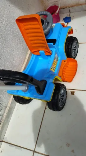 Carrinho de passeio jipe infantil.