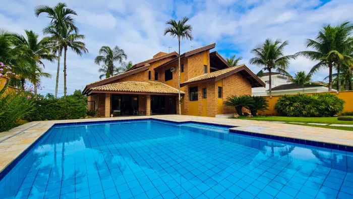 Casa de esquina, frente praça, à venda no condomínio Jardim Acapulco no Guarujá