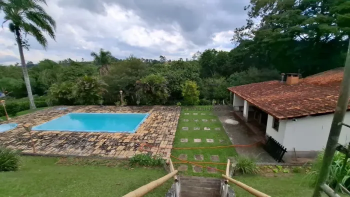 Chácara à venda em Ibiúna-SP, 3 quartos, 2 suítes, 2 salas, 4 banheiros, 10 vagas de garag