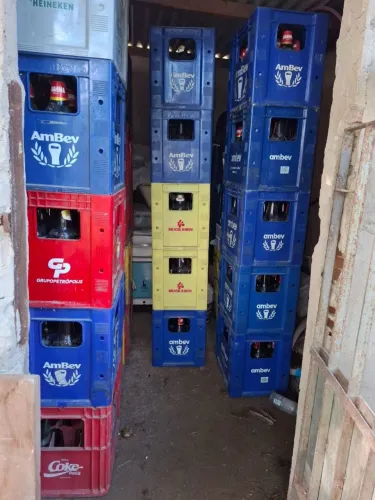 Cascos e caixas de cervejas 