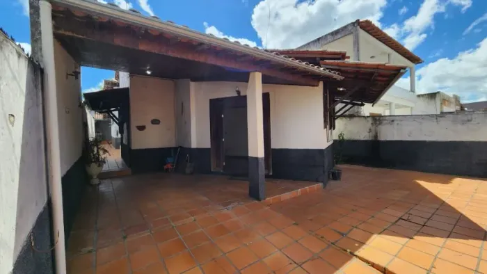 Casa 6 Quartos na R Itacarambi, perto do Centro Muchila I. 3,5 Banheiros. 2 Carros. 188m²