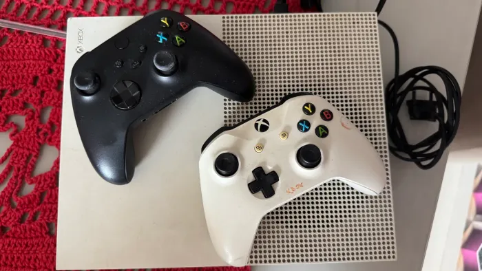 Vendo Xbox one com 2 controles e alguns jogos!