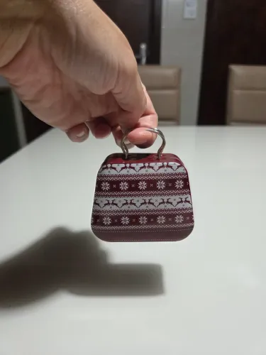 Miniatura de mala de viagem feita de metal super delicada - pode ser usada p/ a Barbie