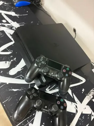 PS4 SLIM 1t + 2 CONTROLES