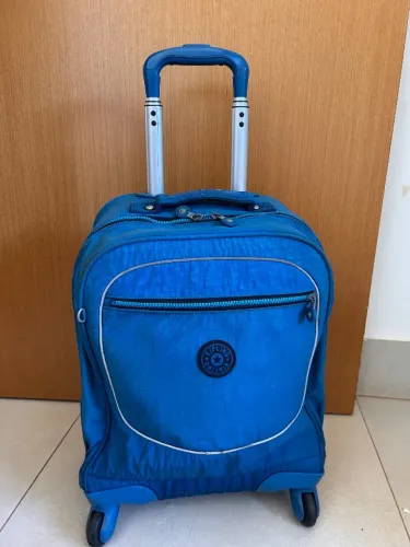 Mochila de rodinhas Kipling azul