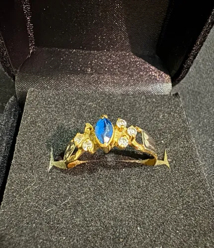 Anel de ouro com pedra azul