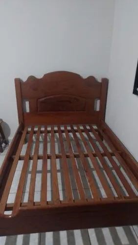 Vendo cama de casal madeira 
