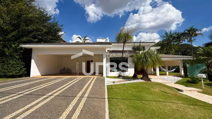 Sobrado à venda com 954m² de área privativa e 5 suítes no Jardins Florença