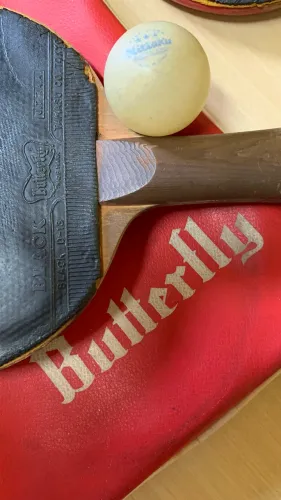 Raquete butterfly, case e par de borrachas Yasaka Mark V, preta e amarela