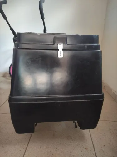 Baú 135 litros , ideal pra fazer entrega de pacotes .