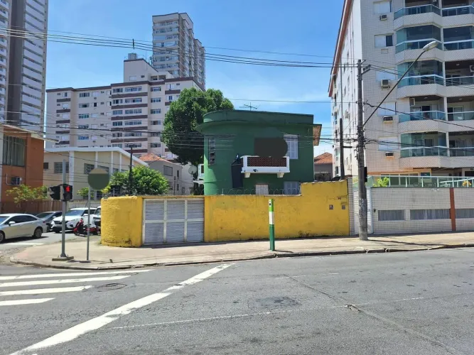 R$ 6.500 + IPTU. Imperdível casa para locação em Santos-SP, no bairro Campo Grande, com 3