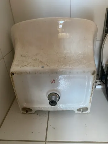     Tanque de cerâmica branco resistente