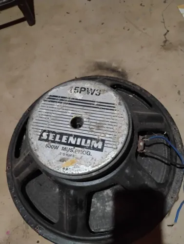vendo autofalantes de 15 polegadas 1 de 500 rms e 2 de 350 rms